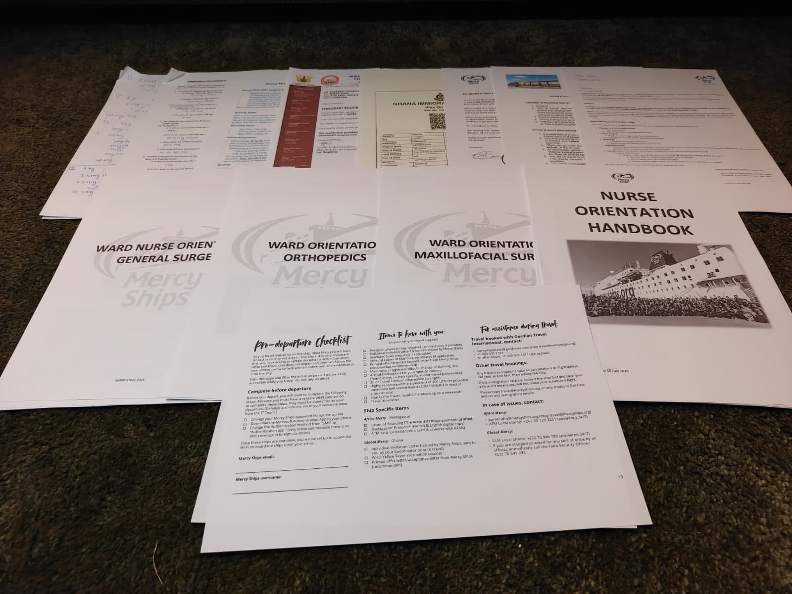 Al het papierwerk van de afgelopen maand. Medisch reken opdrachten, paklijsten, alle informaties over de verschillende operaties en echt nog veel meer!